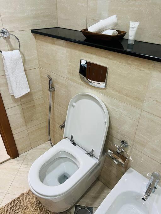 1 Bed Apartment With Sea View, Pool, Gym & Free Parking In Dubai Marina Exteriör bild