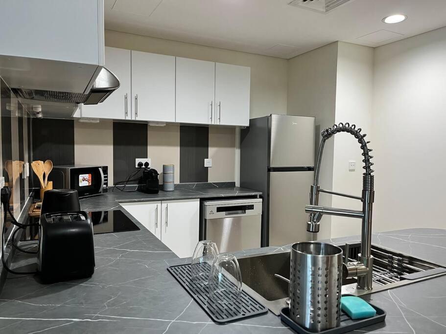 1 Bed Apartment With Sea View, Pool, Gym & Free Parking In Dubai Marina Exteriör bild